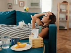 Что принять при первых признаках простуды: советы и рекомендации, которые помогут не заболеть
