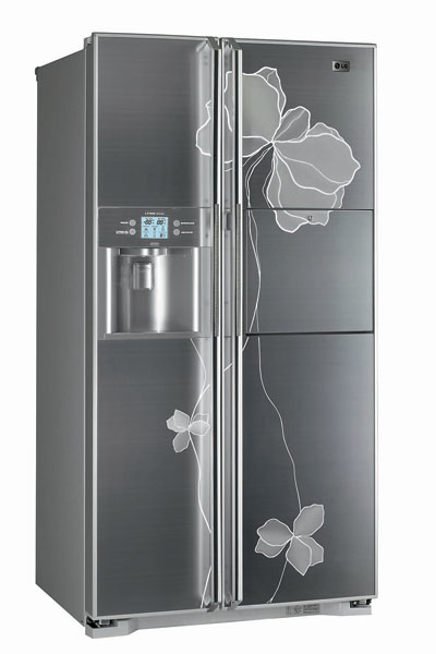 Холодильник GR-P247JHLE (LG), 98 000 руб. Оснащен отделением Miracle Zone – специальной зоной для свежих продуктов, темпе­ратура которой регулируется через внешний цифровой ЖК-дисплей.