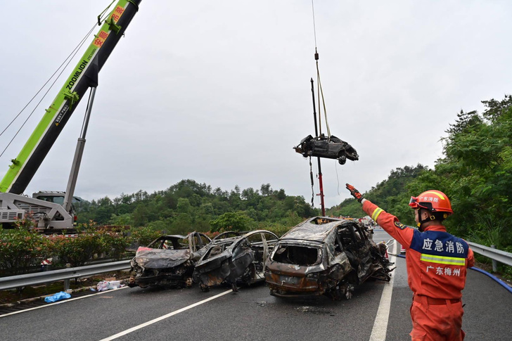 Машины улетели в пропасть: что случилось в Китае