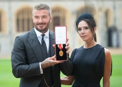 Король Карл III посвятил Дэвида Бекхэма в рыцари