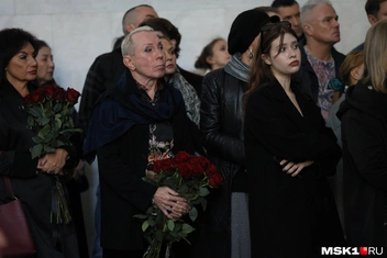 Александр Песков слушает речи коллег Соседова | Источник: Артём Устюжанин / MSK1.RU