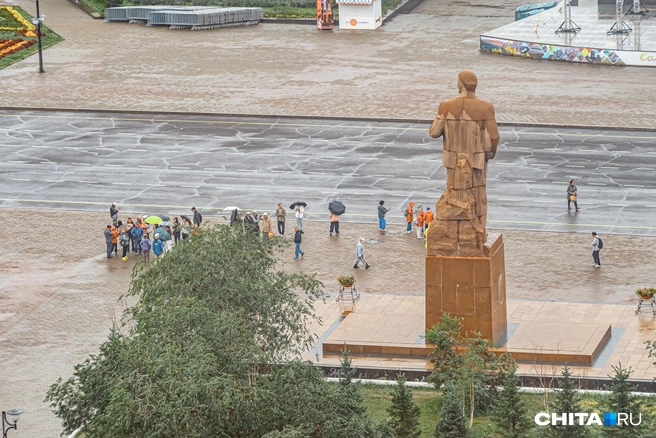 Тем временем на площади проводят экскурсию для китайских туристов | Источник: Олег Фёдоров / CHITA.RU