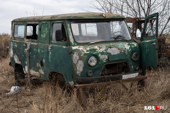 Перед домом героя публикации образовалось кладбище автомобилей | Источник: Евгений Вдовин / 161.RU