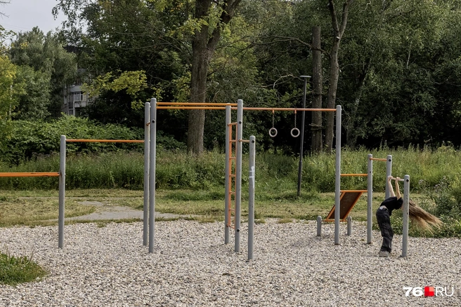 На этой спортивной площадке будто забыли уложить покрытие | Источник: Александр Куренной / 76.RU