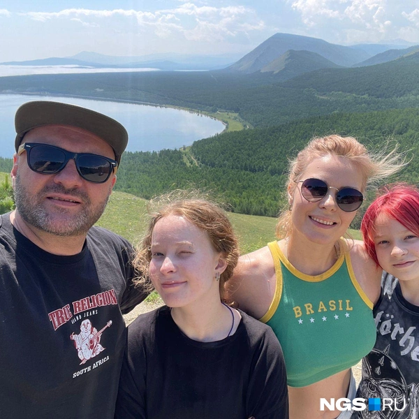Плюс этого красивейшего места в том, что на берегу практически нет людей и можно провести несколько часов в полном покое и уединении | Источник: Сергей Уланов / NGS.RU