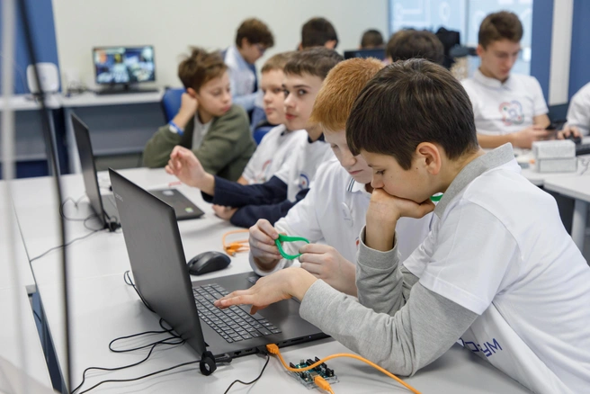 Что альфа, что зумеры не мыслят себя без компьютеров и гаджетов | Источник: Алексей Волхонский / V1.RU