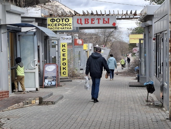 На остановке можно было удовлетворить практически любую бытовую потребность | Источник: Тимофей Крылов / V1.RU
