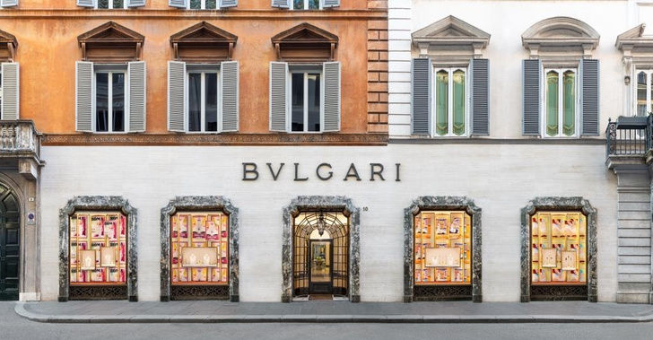 Дом Bvlgari украсил витрины бутиков ретро-афишами в стиле 1950-х