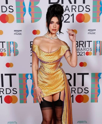 Современная Мария-Антуанетта: разбираем прическу и макияж Дуа Липы с BRIT Awards