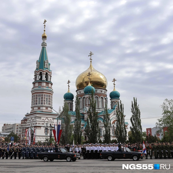 В завершении парада по традиции войска омского гарнизона исполнили песню «День Победы». После этого на площади началось шествие всероссийской акции «Бессмертный полк» | Источник: Евгений Софийчук / NGS55.RU