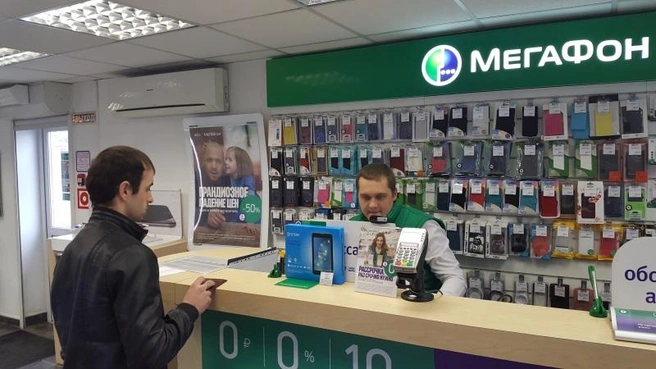 Вариантов карьерного роста в компании очень много. Продавец-консультант может продолжить развиваться в продажах – перейти на должность Старшего продавца, Управляющего салона связи и дорасти до Территориального менеджера по продажам; либо кардинально сменить сферу деятельности и перейти из салона связи на работу в офис Компании.  Карьерный рост сотрудников не ограничивается пределами г. Томска и Томской области, поскольку «МегаФон Ритейл» – это 8 филиалов по всей России, при желании можно продолжить строить свою карьеру в любом городе нашей страны, где представлена   Компания.