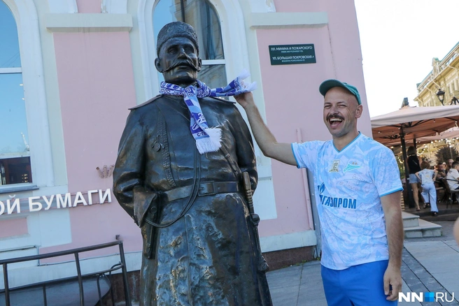 Зато какие! С их легкой руки городовой стал болельщиком «Зенита» | Источник: Наталья Бурухина / NN.RU