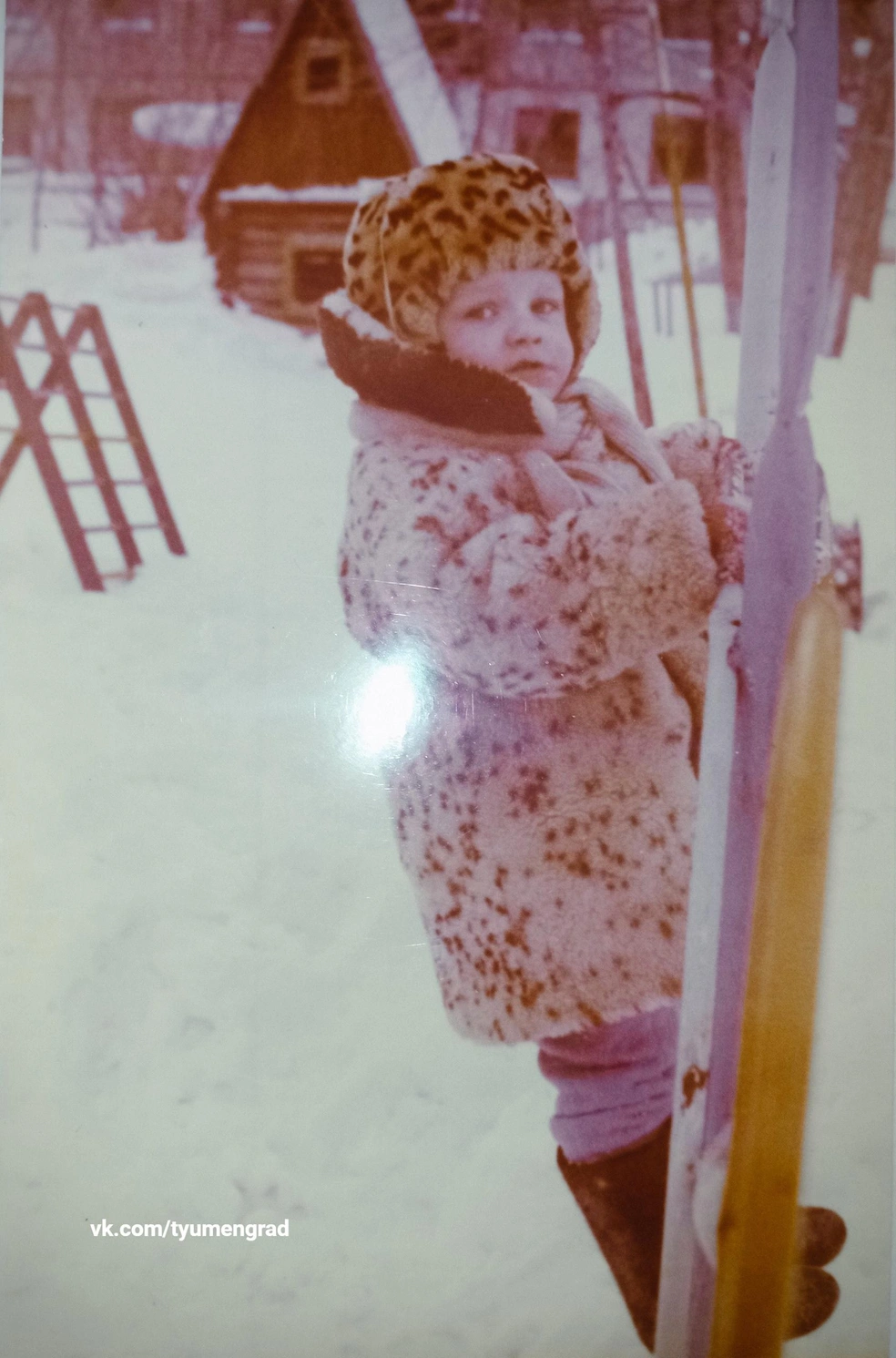 Детский сад. Прогулка. Зима 1993-го. Тепло, хорошо. Главное — не прилипнуть языком к качели из великого любопытства | Источник: из личного архива Михаила Дубенкина, «Тюмень до нашей эры» / Vk.com