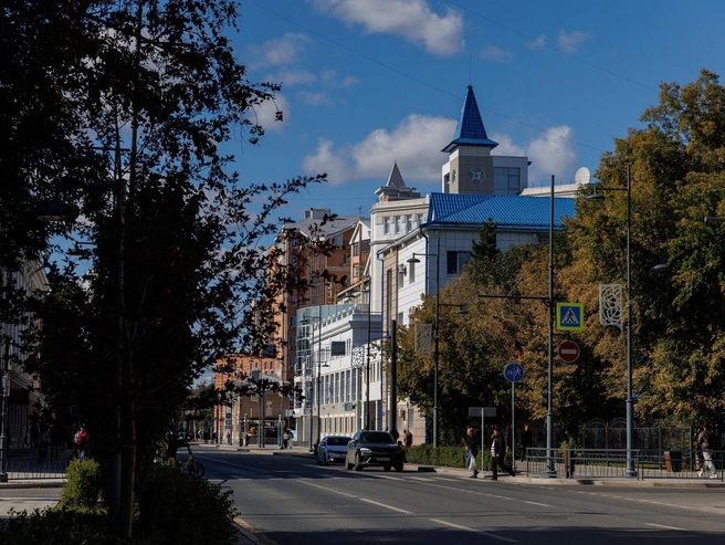 Гуляя по городу, обратите внимание на застройку 90-х — 2000-х. В стиле много башенок, окон различной формы (есть и узкие). Всё это отсылки к прошлому, в частности, к Тюменскому острогу | Источник: Ирина Шарова / 72.RU