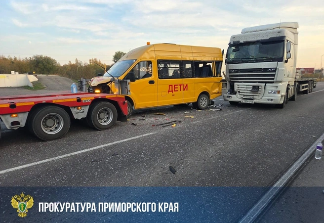 Водитель одной из фур врезался в автобус | Источник: Прокуратура Приморского края / Telegram