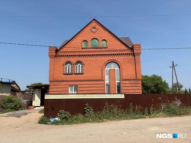 Дом барона, как полагается, добротный и недешевый | Источник: Настасья Медведева / NGS.RU