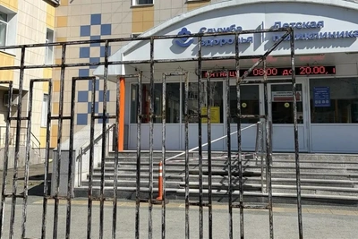 Центральный вход детской поликлиники Южно-Сахалинска закрыли до конца августа