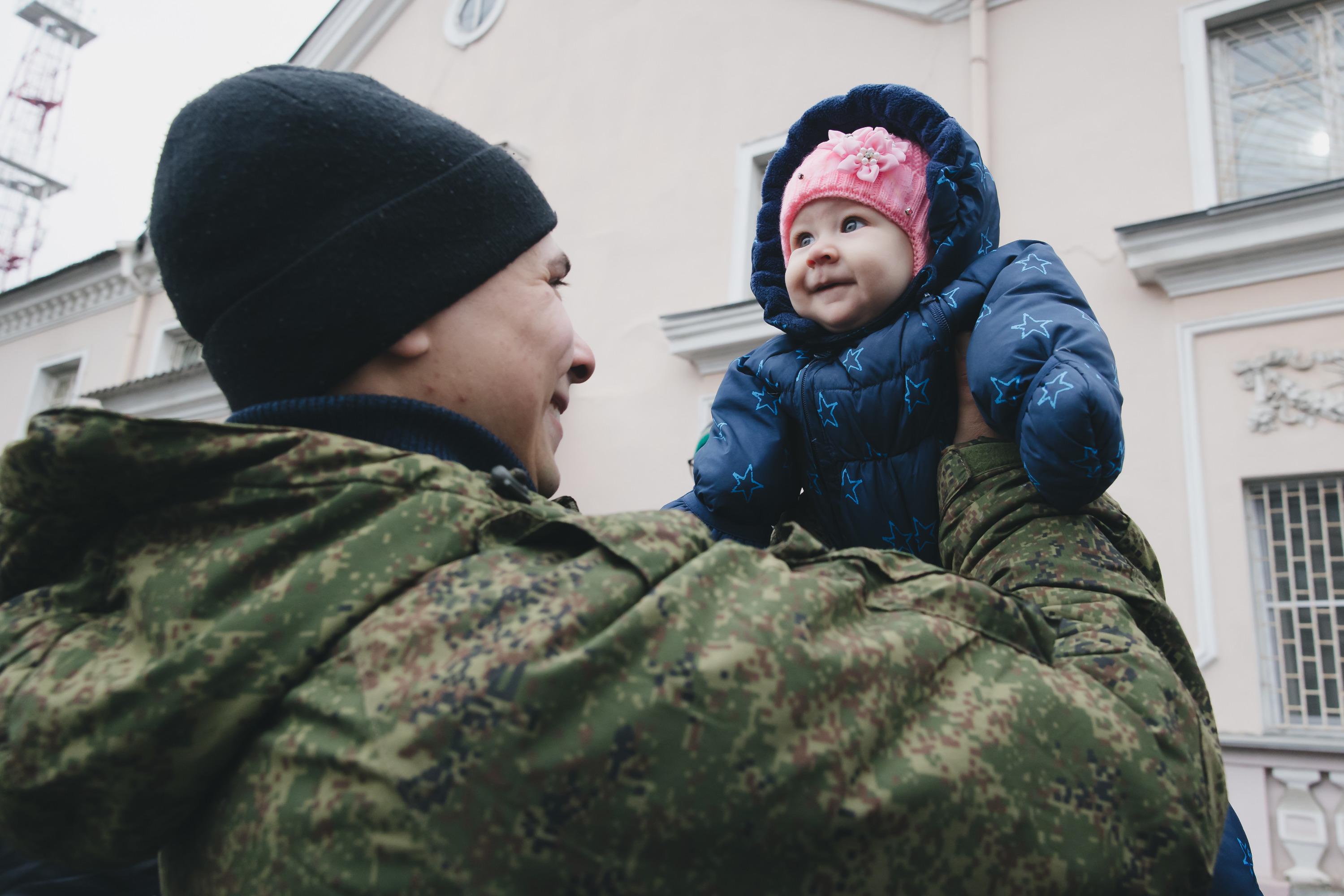 Отец одиночка мобилизация. Дети военнослужащих. Русский военный с ребенком. Солдат с ребенком Украина. Мобилизованные прощание с детьми.