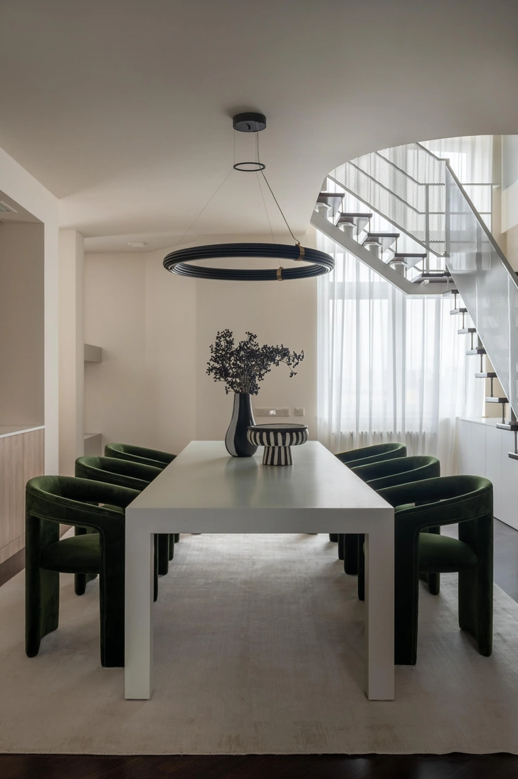 Люстра, Family Hall. Кресла, Konyshev. Декор, Woon. Стол — собственность заказчика. | Источник: Екатерина Гейц стиль: Юлия Дикунова