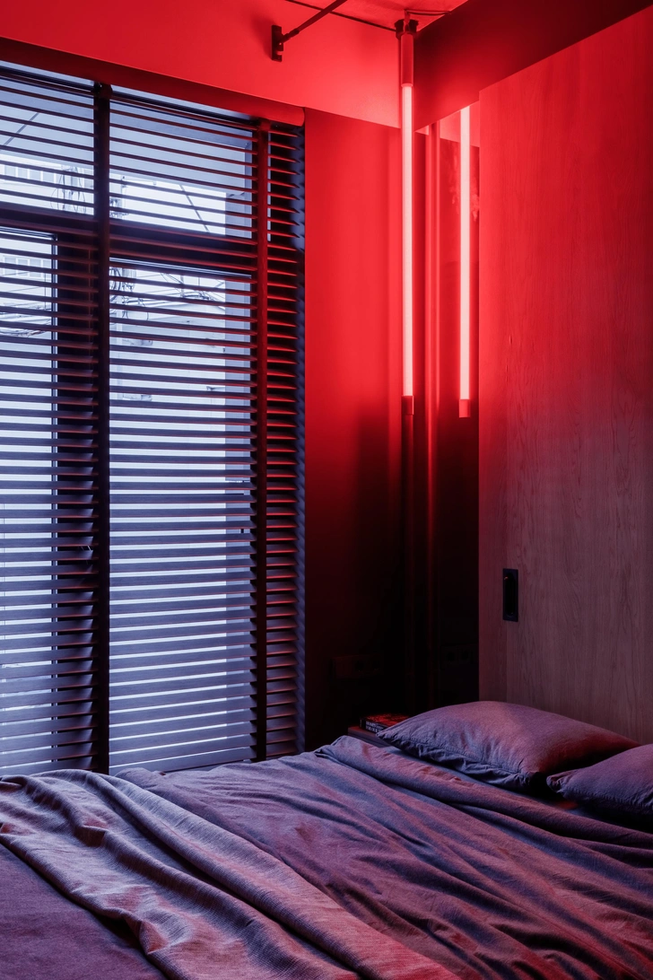 Кровать изготовлена на заказ. Подвесной светильник Linea LED Red, Seletti. | Источник: Михаил Чекалов. Стиль: Оля Коробка