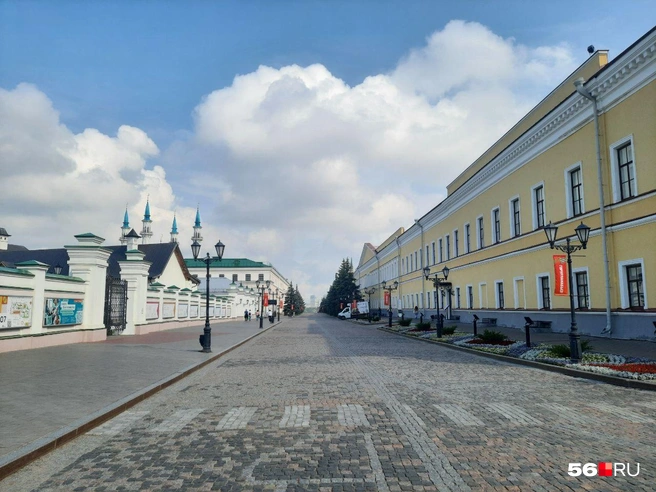 Вход на территорию кремля открытый, ходить можно всем | Источник: Анастасия Баринова / 56.RU