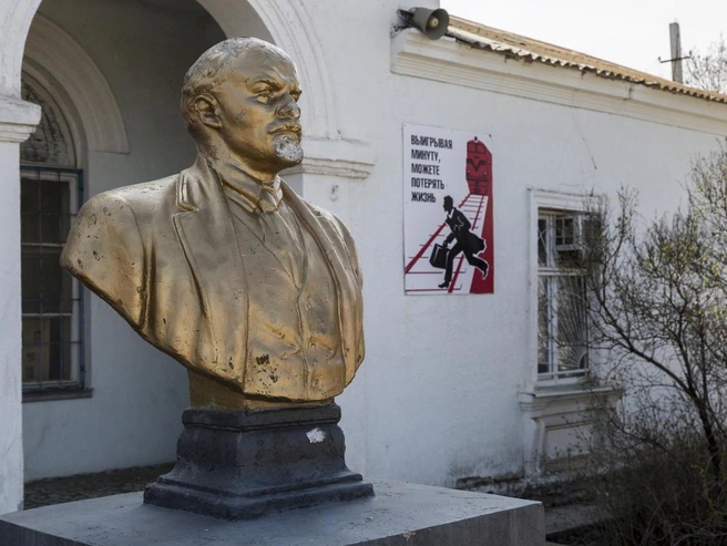 На вокзале Ленинска установлен бюст, встречающий прибывших | Источник: Константин Завриков