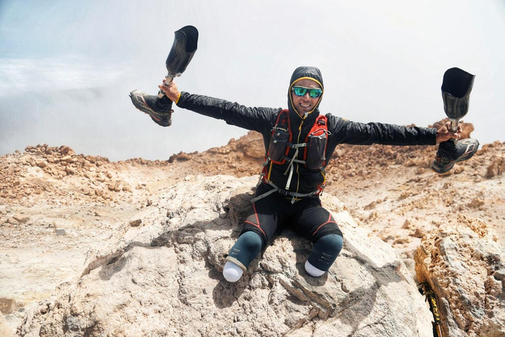 Альпинист без обеих ног и 7 пальцев на руках покорил Эверест: история силы духа Андреа Ланфри