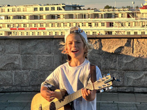 Экс-участник «Голос.Дети» поет на улице, чтобы собрать деньги на лечение друга от лейкоза
