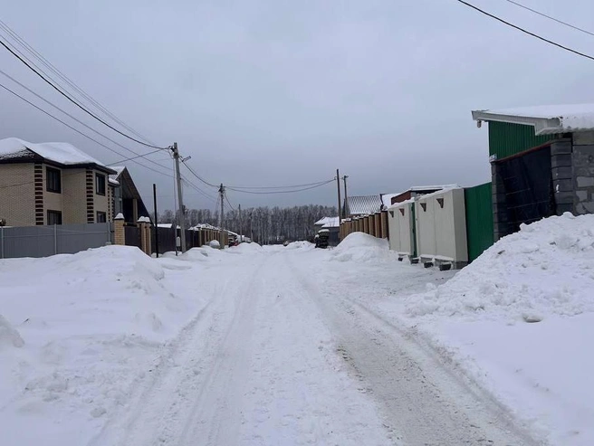 Пеший путь до ближайшей остановки составляет около двух километров по дороге без тротуаров, которая зимой покрыта снегом. | Источник: читатель E1.RU