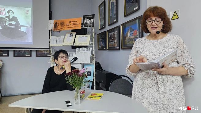 В библиотеке звучали стихи Людмилы Тумановой | Источник: Дарья Никитченко / 45.RU