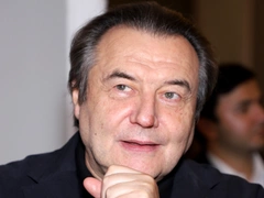 Волк-одиночка: сменивший имидж Алексей Учитель веселится на мероприятиях без Пересильд
