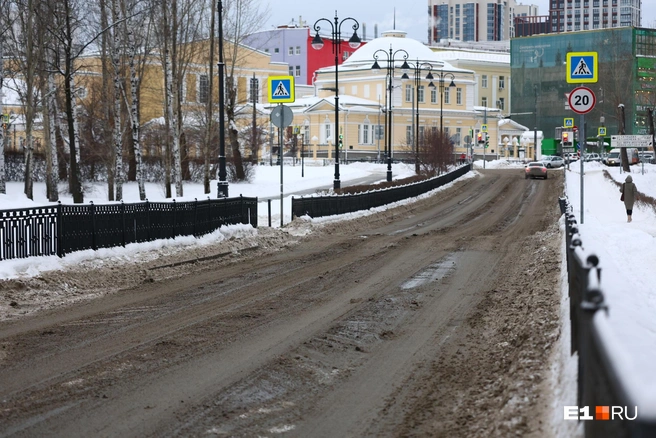 По прогнозу синоптиков, в ближайшие дни эту кашу снова заметет снегом | Источник: Владислав Лоншаков / E1.RU 