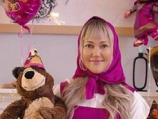 Под русские песни в платочке и сарафане: Мерьем Узерли устроила 3-летие дочери в стиле «Маша и Медведь»