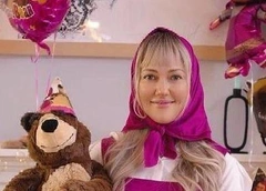 Под русские песни в платочке и сарафане: Мерьем Узерли устроила 3-летие дочери в стиле «Маша и Медведь»