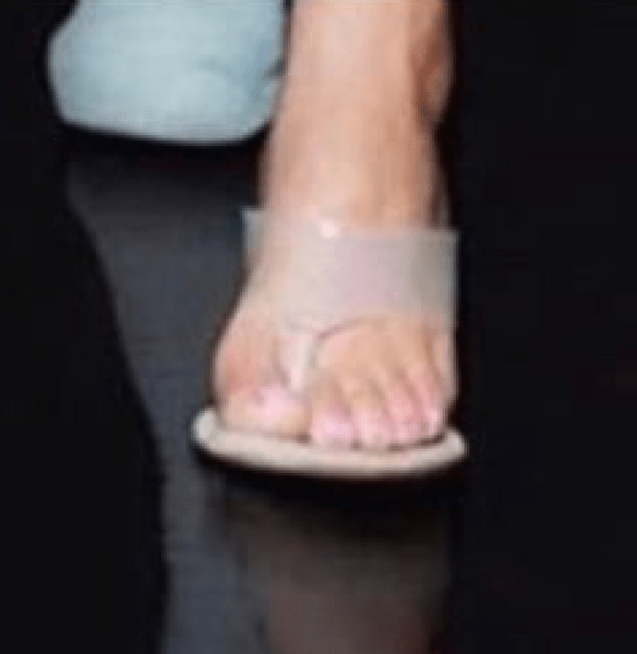Фанаты подозревают, что у Ким Кардашьян 6 пальцев на ногах