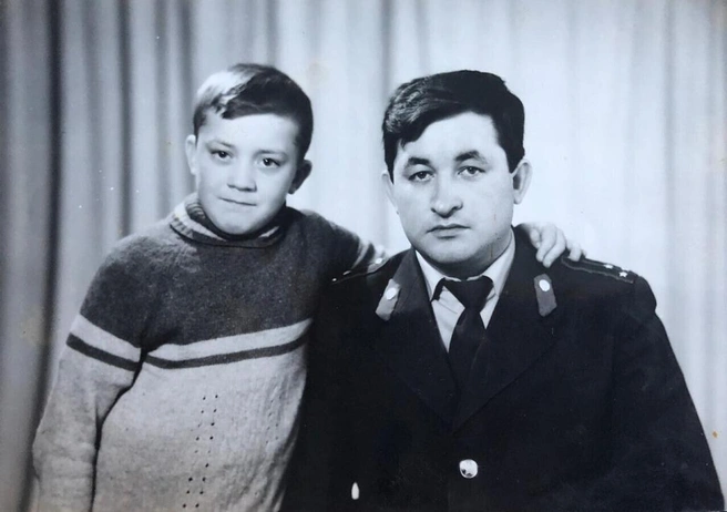 Ратмир Мавлиев с отцом в детстве | Источник: Ратмир Мавлиев / Vk.com