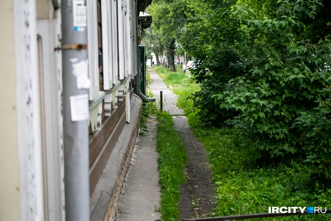 По некоторым тропинкам даже не скажешь, что находишься в оживленном центре Иркутска | Источник: Ксения Филимонова / «ИрСити»