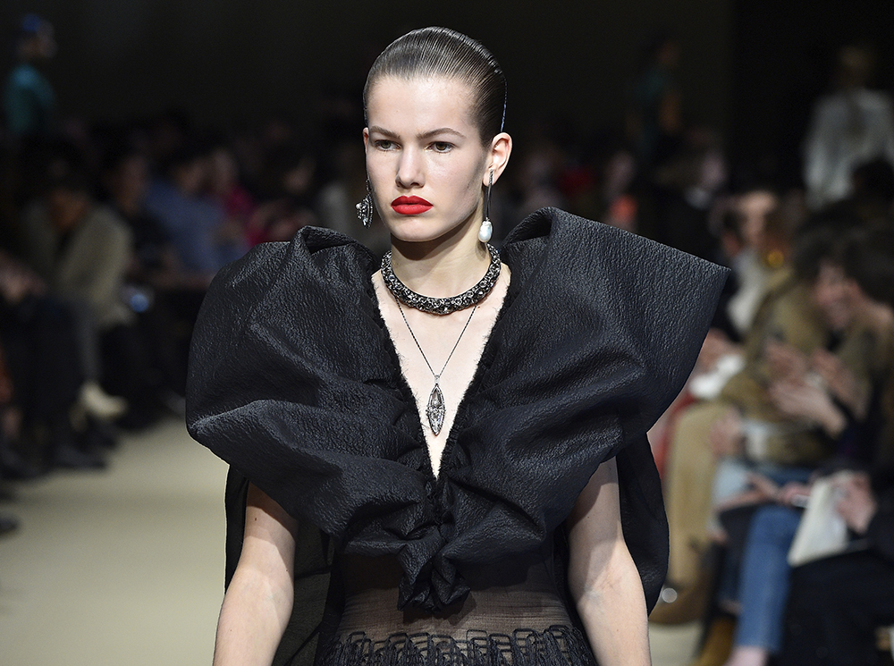 7 платьев из коллекции Alexander McQueen FW18-19, которые понравятся Кейт Миддлтон | marieclaire.ru