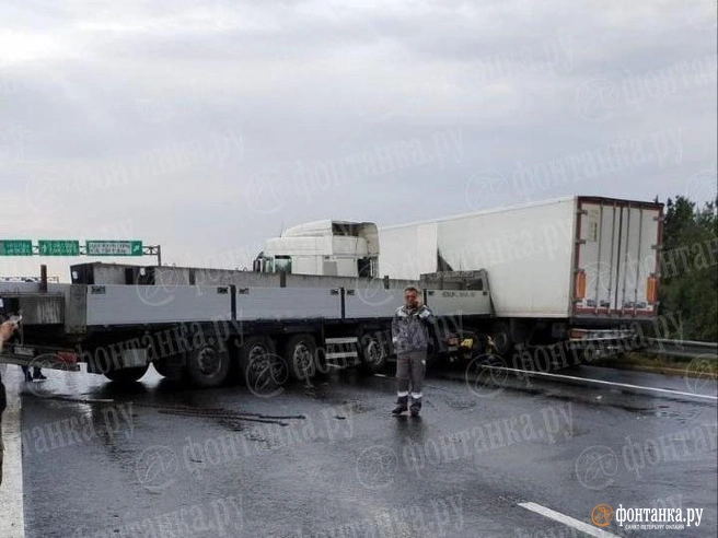 В ДТП с двумя фурами на КАД помято пять машин и ни одного пострадавшего. Трассу открыли | Источник: пресс-служба управления федеральных автомобильных дорог «Северо-Запад»