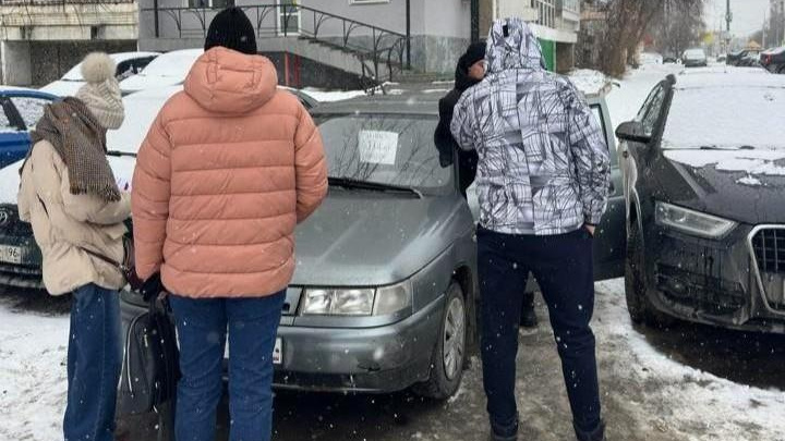 «Будет бойня». Родители устроили дежурство в машине около екатеринбургского Хогвартса и составляют списки 