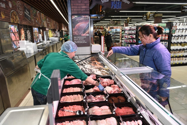 В супермаркете есть мясо любого вида | Источник: Дмитрий Емельянов