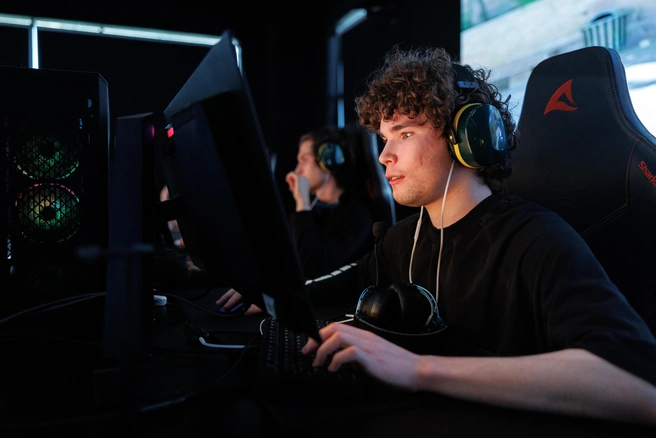 Бедные смеются, богатые — плачут. Разработчики CS2 устроили «красную» революцию и потеряли миллиарды долларов | Источник: Сергей Елагин/Бизнес Online/ТАСС