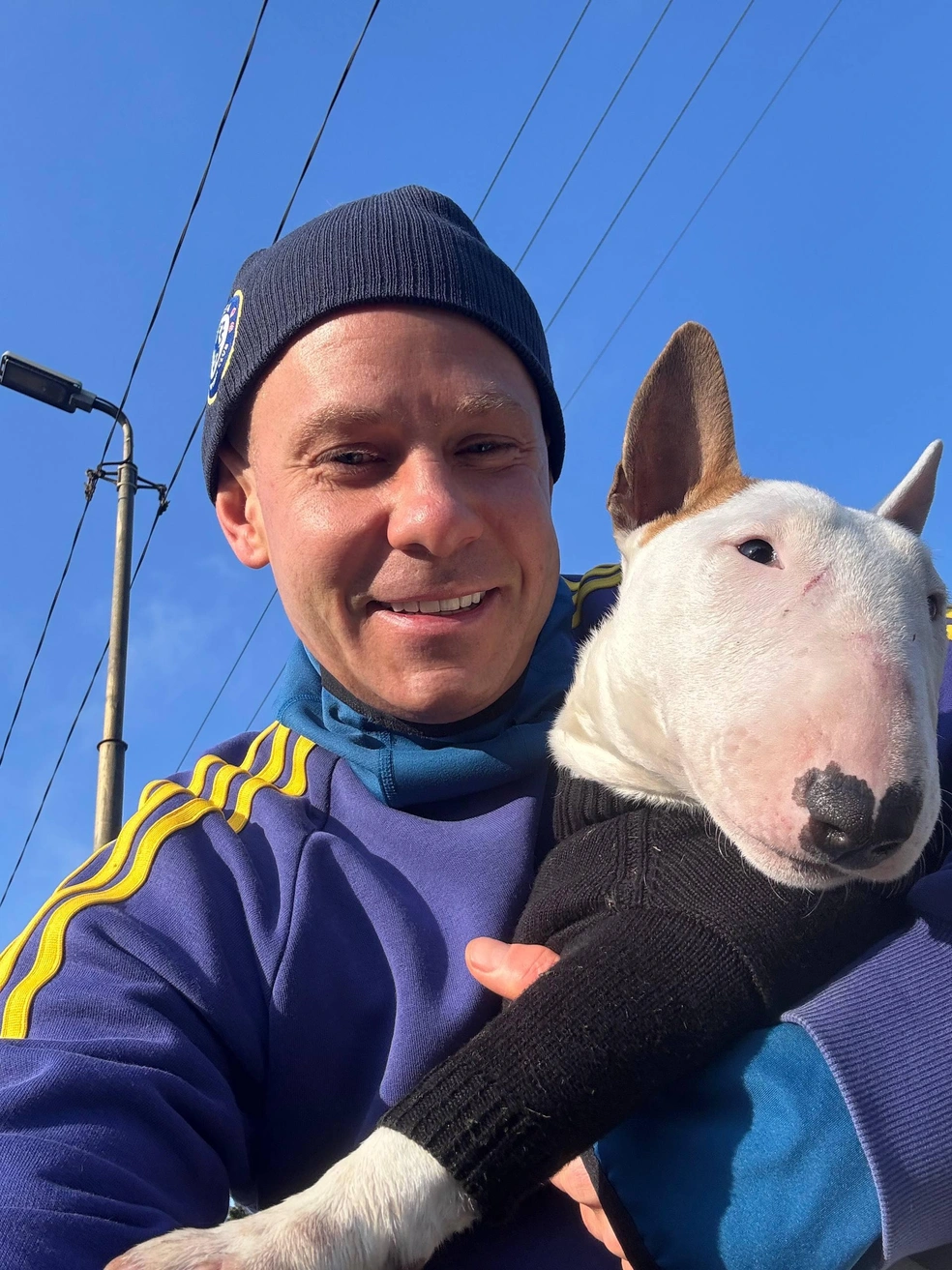 …и занимается воспитанием минибуля по кличке Эдельвейс | Источник: ДАФОМИН / T.me