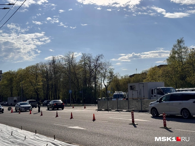 Закрыто движение в районе Мосфильмовской, где рухнул беспилотник | Источник: Дмитрий Толстошеев / MSK1.RU