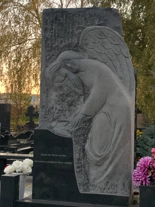 Скорбящий ангел на обратной стороне памятника | Источник: Ирина Господаренко / NGS22.RU