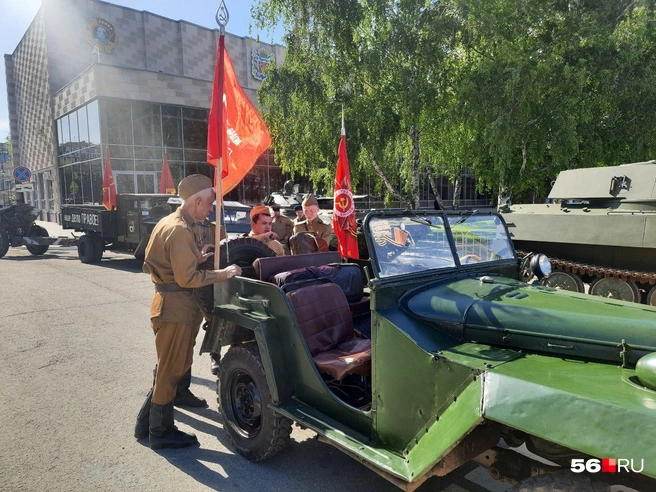 Участники парада в форме времен Великой Отечественной войны | Источник: Анастасия Баринова / 56.RU