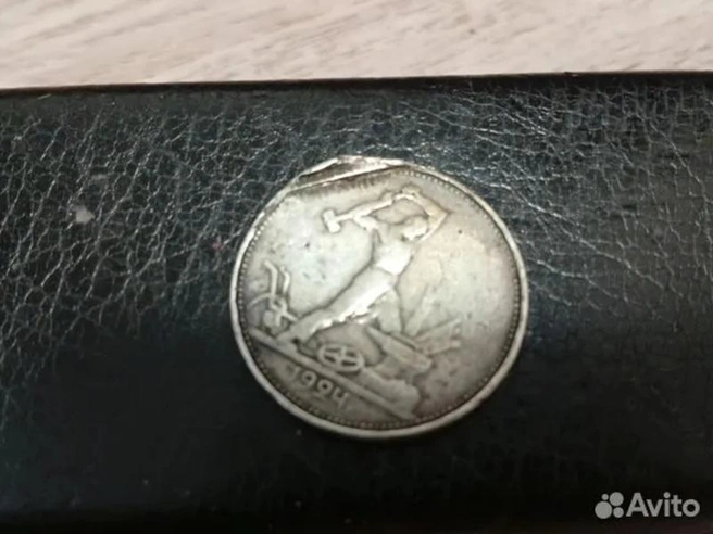 На аверсе монеты изображен кузнец | Источник: «Авито»