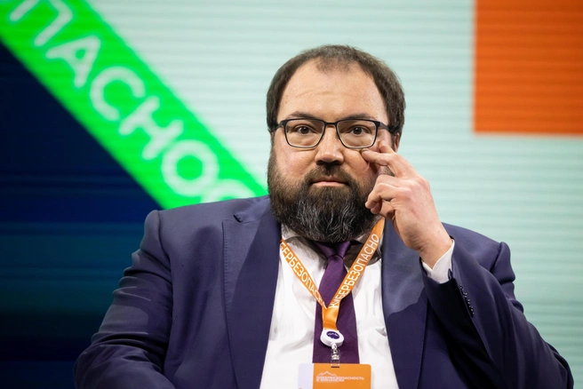«Человека не заменит, половину чиновников — может». Глава Минцифры рассказал о перспективах ИИ | Источник: Владислав Лоншаков / E1.RU
