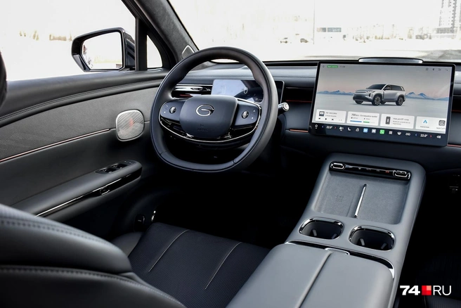 Интерьер GAC G7&nbsp;— цифровой минимализм. Для регулировки температуры есть физические клавиши, мультимедийная система русифицирована и на уровне языка, и с точки зрения приложений: есть «Яндекс Карты», «Яндекс Музыка» и другие привычные нам сервисы | Источник: Артем Краснов