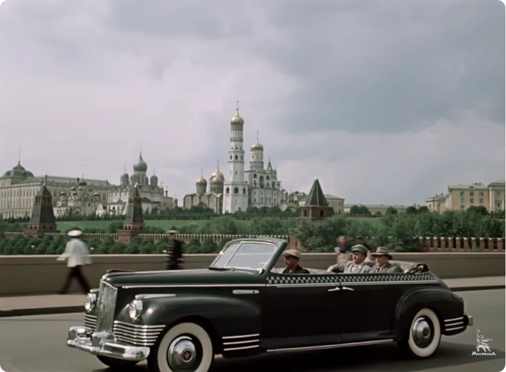 Кадр из фильма. Герои едут по Большому Москворецкому мосту | Источник: Киноконцерн «Мосфильм» / YouTube